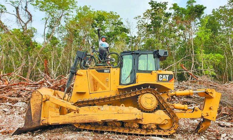 Un grupo de ciclistas recorrieron las obras suspendidas del Tramo 5 del Tren Maya.