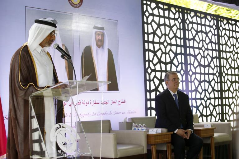 El embajador qatarí, Mohammed Alkuwari, con el canciller Marcelo Ebrard. Foto EE: Hugo Salazar 