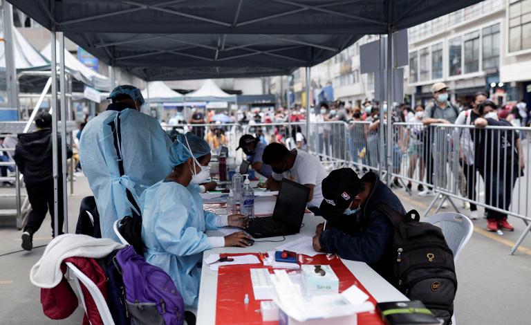 En Lima, Perú, trabajadores de la salud  atienden a personas para realizarse la prueba de Covid-19. Foto: Reuters