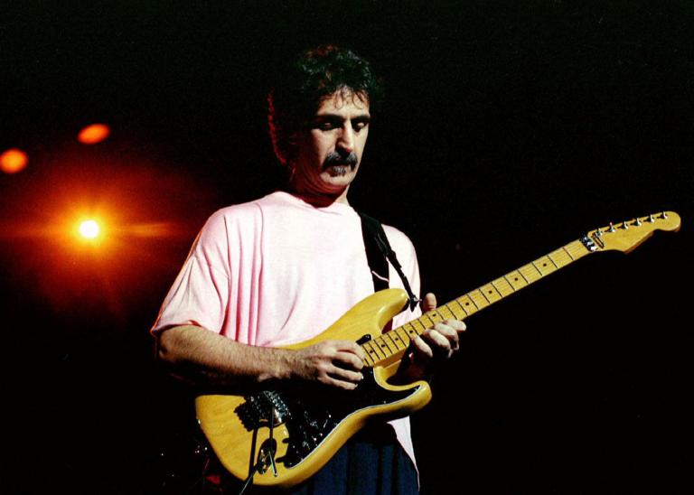 Frank Zappa durante un concierto en el Teatro Warner, en Washington, D.C., en febrero de 1988. Foto: Reuters