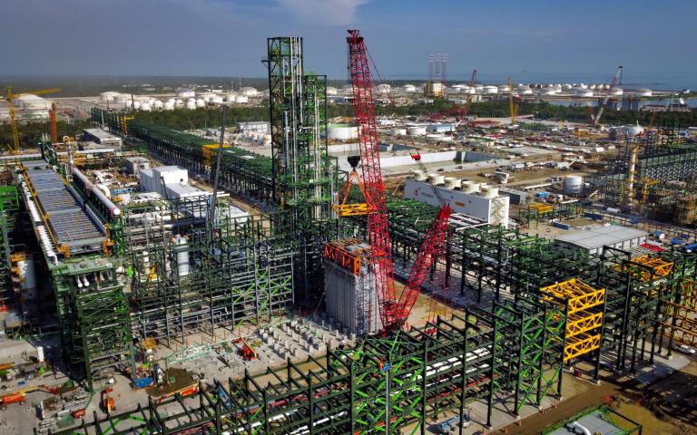 La refinería de Dos Bocas consta de 17 plantas de proceso, 57 tanques y 34 esferas de almacenamiento, además de talleres, cuarto de control, edificios administrativos y de servicios. Foto: Reuters