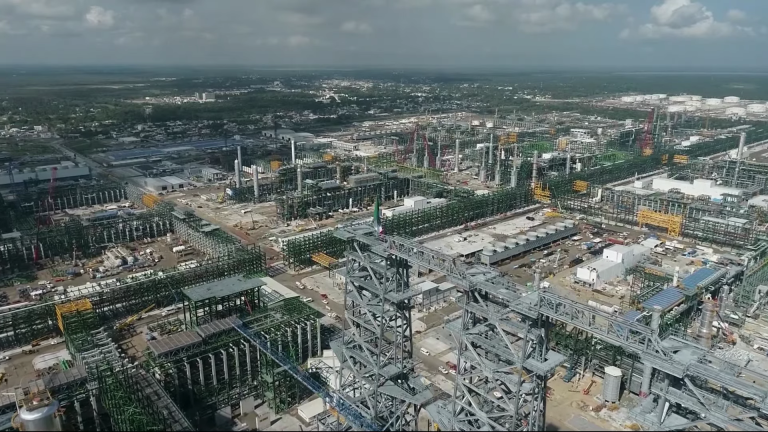 Antes de la ceremonia inaugural, el Presidente realizó un recorrido por las instalaciones de la refinería Olmeca. Foto EE: Especial / Captura de video