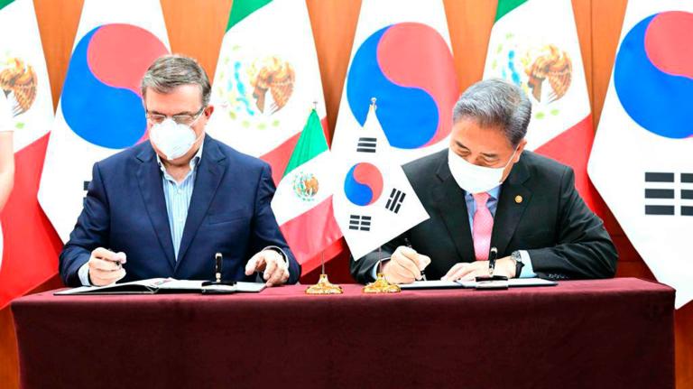 El secretario de Relaciones Exteriores, Marcelo Ebrard y su homólogo de Corea del Suro, Park Jin, firmaron un Acuerdo de Colaboración entre ambos países. Foto EE: Cortesía Twitter