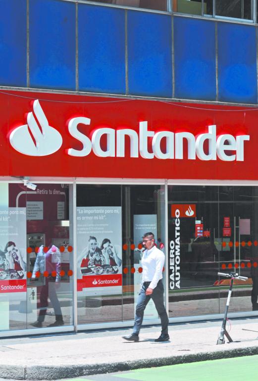 El banco de Cantabria y el regiomontano saltarían al primer sitio por activos en caso de adquirir Banamex. Foto EE: Archivo