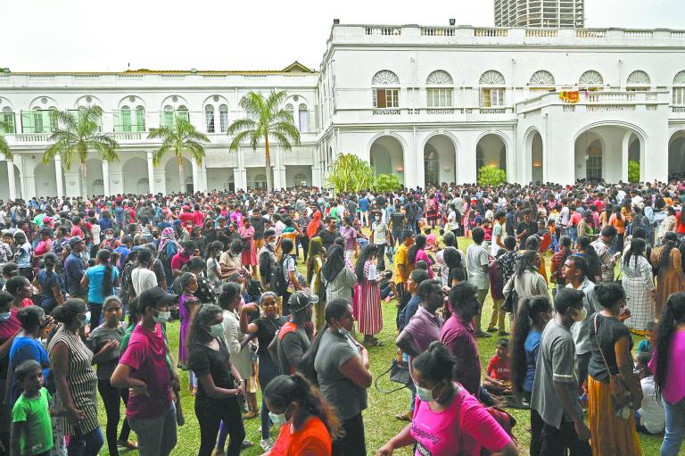 El palacio presidencial continuaba ayer tomado por gente que pide la renuncia del mandatario. Foto: AFP