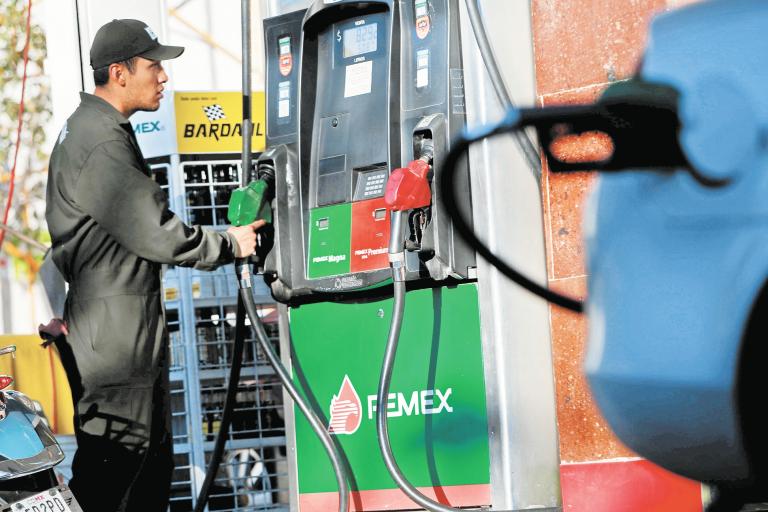 Pese al alza de precios de energéticos, la gente piensa: “el gobierno me está ayudando con la gasolina, y entonces me da margen para demandar más alimentos, demandar servicios”. Foto: Reuters