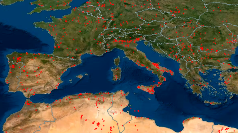 Incendios activos (en rojo) entre el 16 y el 17 de julio de 2022. Foto: Especial / NASA