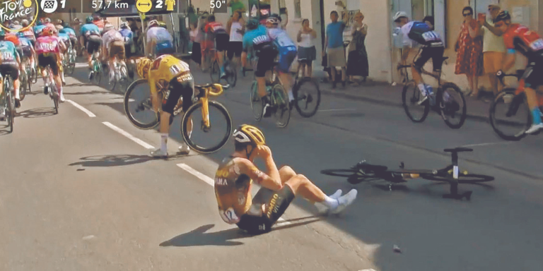 Jonas Vingegaard, que sufrió una caída este domingo en la 15ª etapa del Tour de Francia, lamentó sobre todo el hecho de haberse quedado sin dos compañeros. Foto EE: Especial