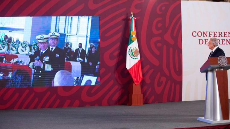 En su conferencia matutina de este lunes, el presidente Andrés Manuel López Obrador explicó que no acudió a los funerales de los 14 marinos porque “estaba en una gira, pero estoy pendiente y se va a ayudar a todos los familiares”., Foto EE: Cortesía Presidencia de México