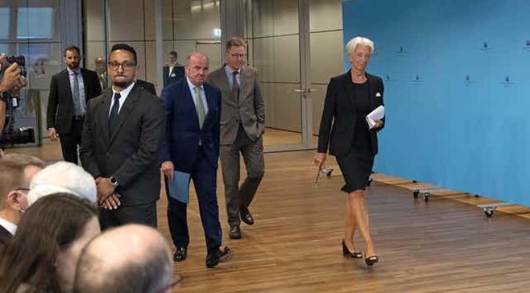 La presidenta y el vicepresidente del Banco Central Europeo, Christine Lagarde y Luis de Guindos llegando a la rueda de prensa tras el Consejo de Gobierno en el que decidieron la subida de tipos de interés, el 21 de julio de 2022 en Frankfurt. 