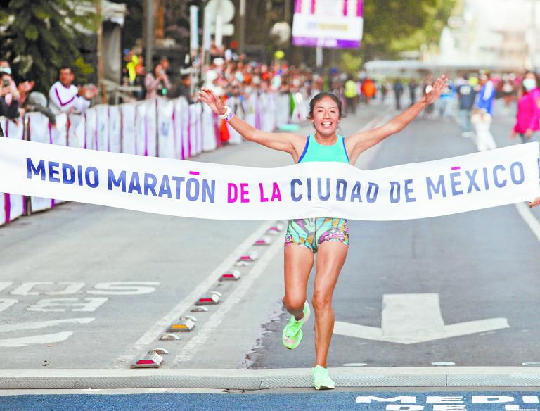 Triunfo. Mayra Sánchez de 31 años registró un tiempo de 1:17:23 y se impuso a la keniana Leah Jebiwot Kigen (1:18:37). Foto EE: Eric Lugo