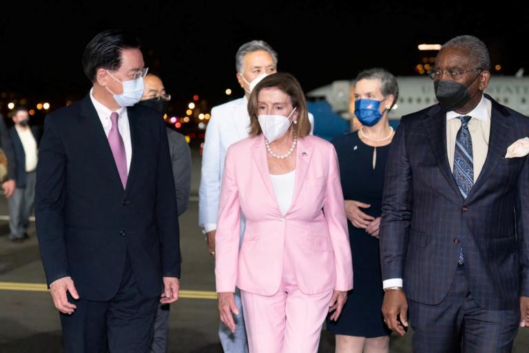 La presidenta de la Cámara de Representantes de Estados Unidos, Nancy Pelosi, llegó a Taiwán a bordo de un avión militar a última hora del martes. Foto: Reuters