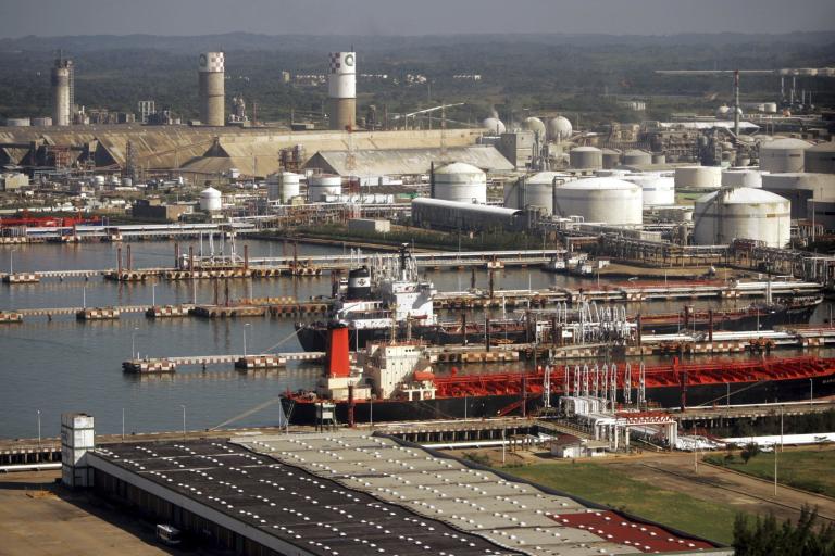 Pemex dijo que Vitol ésta ofreció pagar 22 millones de dólares y realizar "trabajos" en la terminal de etano de Pajaritos. Foto: Archivo AP