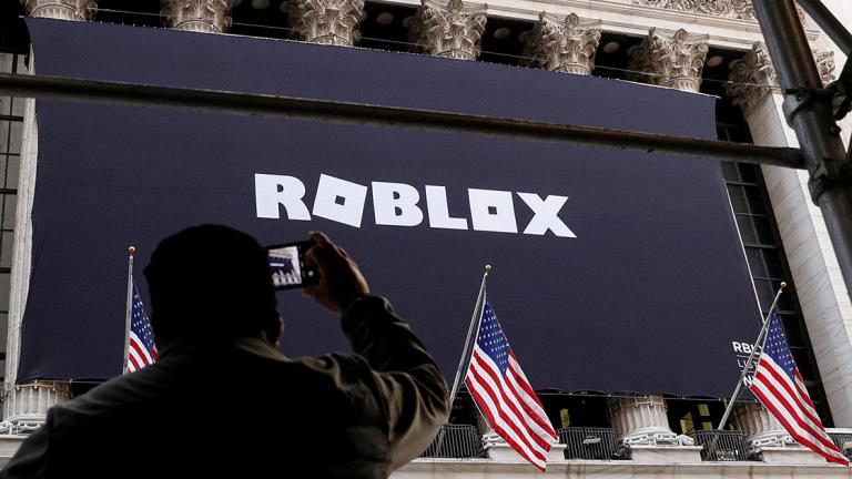 Imagen del logo de Roblox proyectada el día de su debut en Wall Street el 10 de marzo de 2021. Foto: Reuters