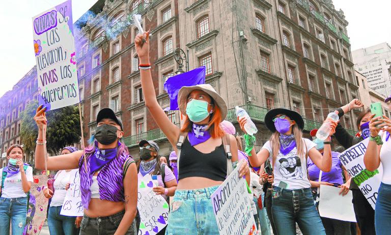 CIUDAD DE M…XICO, 08MAYO2022.-Mujeres de la colectiva Las compas marcharon de manera pacÌfica desde el monumento de la Madre hacÌa el ZÛcalo capitalino. Las manifestaban protestaron en contra de la violencia de gÈnero y pidieron a las autoridades dar medidas para detener el incremento de feminicidios.FOTO: ANDREA MURCIA /CUARTOSCURO.COM