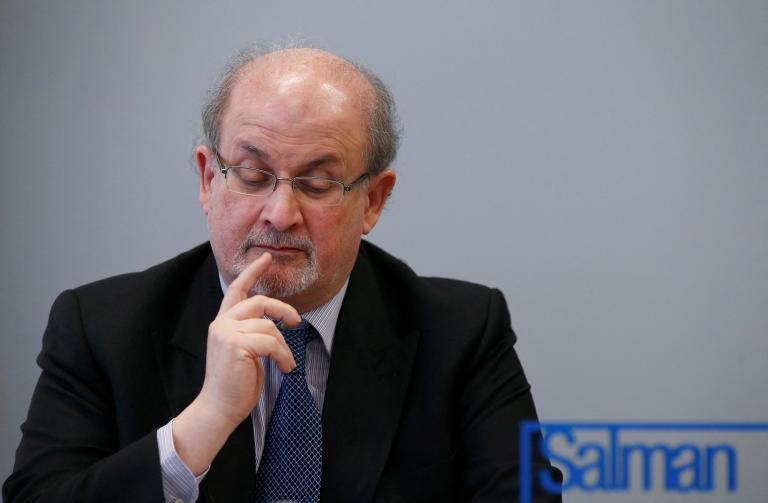 En 1988, Rushdie publicó Los versos satánicos, un libro que provocó indignación en el mundo musulmán, por el cual el líder revolucionario iraní, el ayatolá Ruhollah Jomeini, emitió una fetua (decreto religioso) pidiendo la muerte del escritor. Foto: Reuters