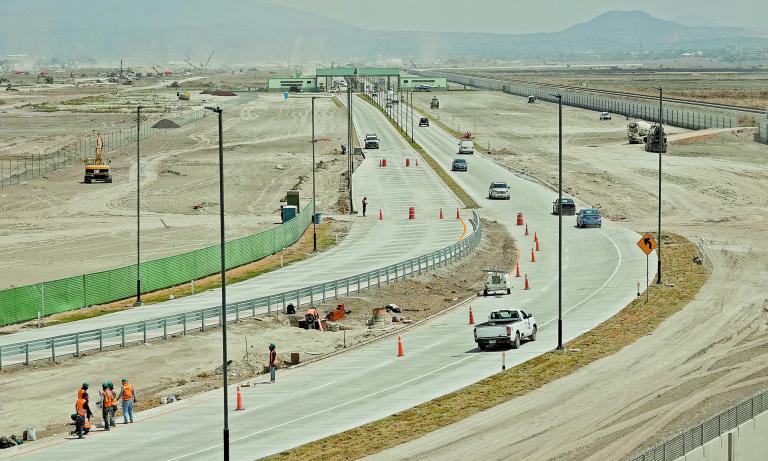 A tres d�as de que el presidente Andr�s Manuel L�pez Obrador encabece la inauguraci�n del Aeropuerto Internacional Felipe �ngeles (AIFA), las obras de puentes y de la carreteras aleda�as a las inmediaciones se encuentran inconclusas