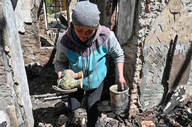 Un empleado del Museo Nacional Conmemorativo Literario Skovoroda (en Skovorodynivka, región de Kharkiv) recupera los objetos expuestos el 7 de mayo de 2022, después de que un ataque ruso destruyera gran parte de la casa del siglo XVII en la que vivió el filósofo, teólogo y poeta ucraniano Hryhoriy Skovoroda (1722-1794) durante el último año de su vida. Foto: AFP