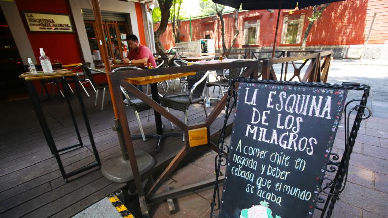 Con varias mesas vacías, así luce La Esquina de los Milagros restaurante en el centro de Coyoacán. Foto El Economista: Eric Lugo