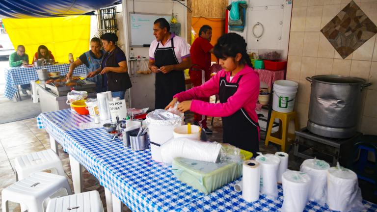 Integrantes de la familia preparan alimentos en la pozolería Las Tías. Foto EE: Eric Lugo