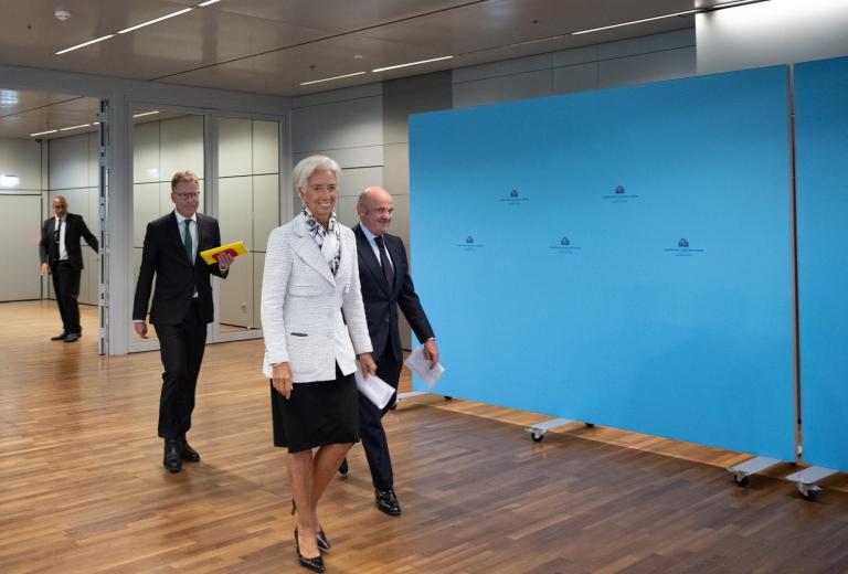 La presidenta del BCE, Christine Lagarde, y el vicepresidente, Luis de Guindos, entran en la rueda de prensa del Consejo de Gobierno del BCE el 8 de septiembre de 2022, en Fráncfort (Alemania). Claudio De Angelis/BCE