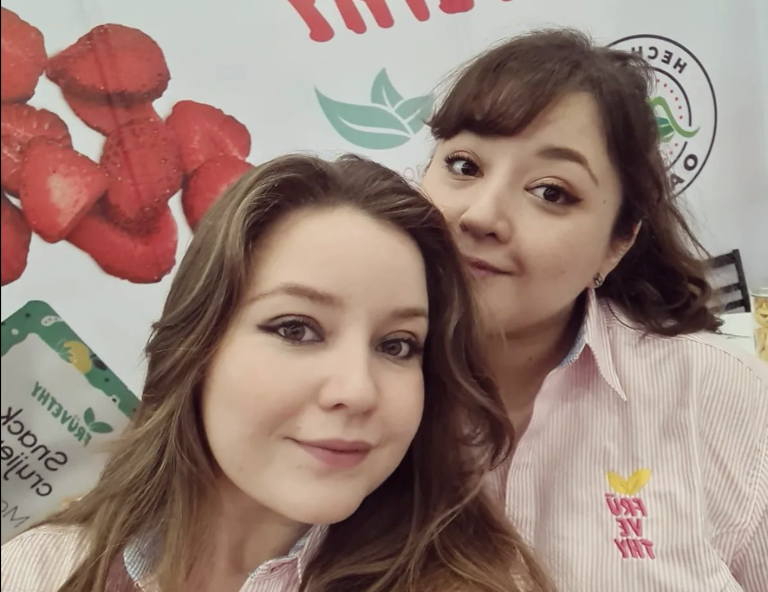 Nina y Estefanía Escamilla crearon Früvethy, fruta y verdura liofilizada que hoy venden en todo el país.