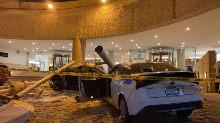 Autos dañados afuera de un hotel en Acapulco, Guerrero, muy cerca del epicentro del terremoto de magnitud 7.1 registrado en México el 7 de septiembre. Foto: Francisco Robles / AFP