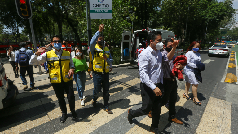 En la capital, como cada 19 de septiembre, a las 12:19 horas habitantes: estudiantes, empleados de gobierno y de empresas, realizaron un simulacro de sismo