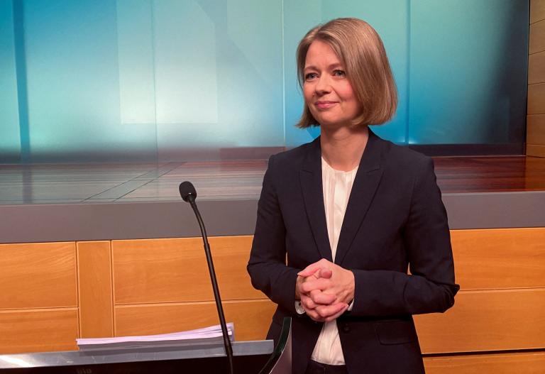 La gobernadora del Norges Bank, Ida Wolden Bache, celebra una conferencia de prensa en la sede del banco en Oslo.