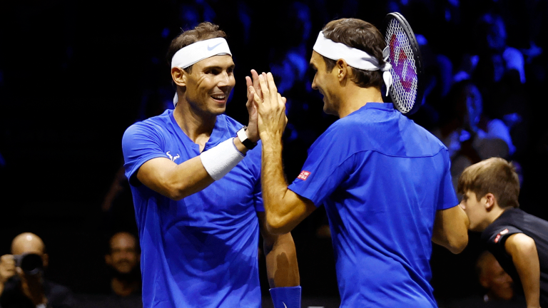 Rafael Nadal dejó el torneo tras formar pareja con su amigo y rival Roger Federer en un partido de dobles que cerró la brillante carrera tenística del suizo. Foto: ReutersFoto: Reuters