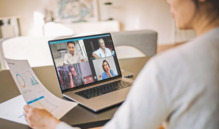 El trabajo en plataformas puede ser atractivo para los jóvenes de los países de ingreso bajo y mediano. Foto: Shutterstock.