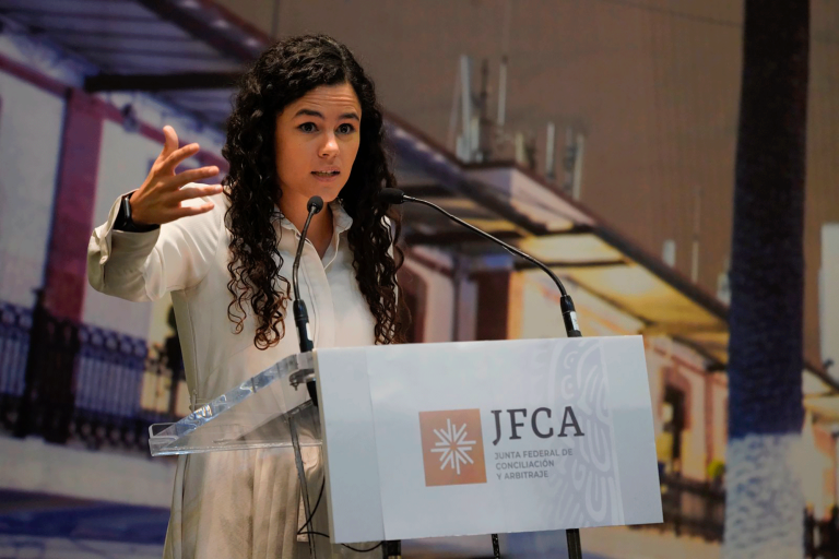 Luisa María Alcalde Luján, titular de la STPS,