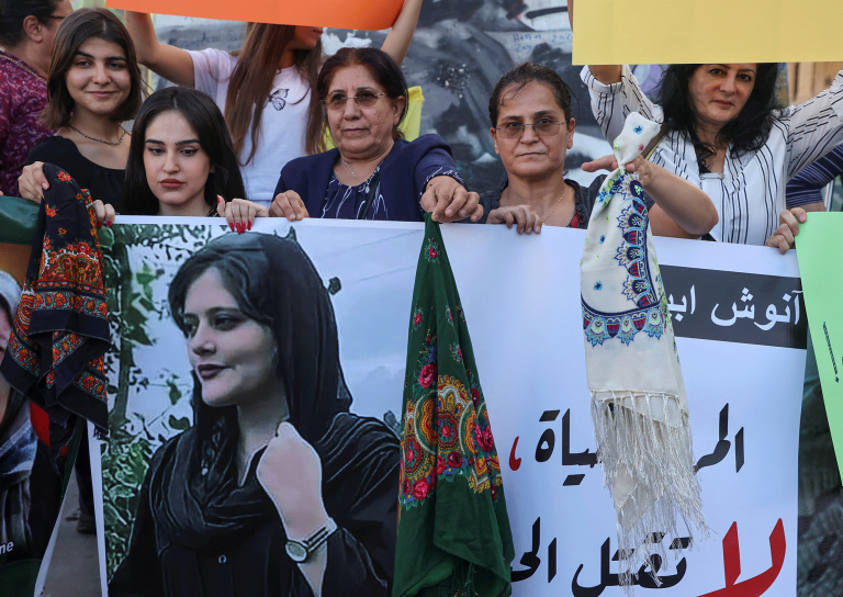 Manifestantes de Beirut y de otras ciudades del mundo han salido a las calles para protestar contra la muerte de la joven Mahsa Amini. Foto: Reuters