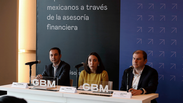 Luis Madrigal, director de soluciones para asesores de Grupo Bursátil Mexicano (GBM); Alicia Arias, directora de adquisición de asesores de Grupo Bursátil Mexicano y Juan David Taboada, socio de EY-Parthenon, presentaron en conferencia de prensa el estudio "Impulsando a los mexicanos a través de la asesoría financiera". Foto EE: Fernando Villa del Ángel