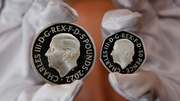 La efigie oficial de la moneda del rey Carlos III en monedas de £5 y 50 peniques, presentada por The Royal Mint. Foto: Reuters