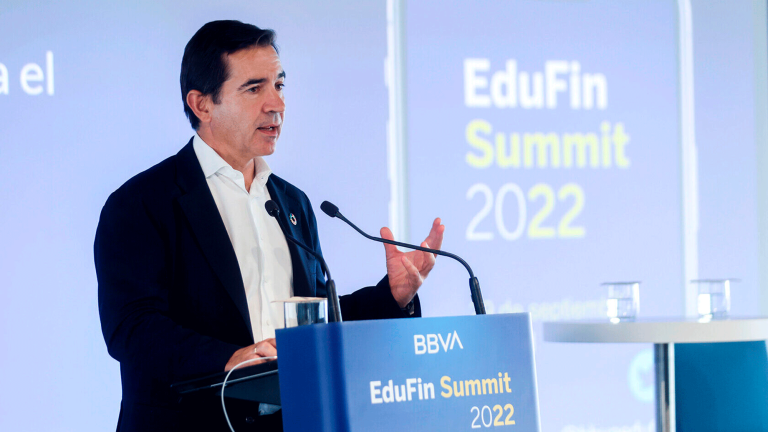 El presidente de BBVA, Carlos Torres Vila, inauguró la cumbre Edufin Summit 2022. Foto EE: Cortesía