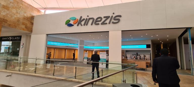 Kinezis esta ubicado en el centro comercial Mundo E.