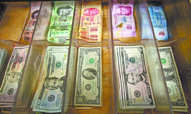 Mexican Peso and U.S. Dollars banknotes are pictured at a currency exchange shop in Ciudad Juarez, Mexico January 15, 2018. REUTERS/Jose Luis Gonzalez