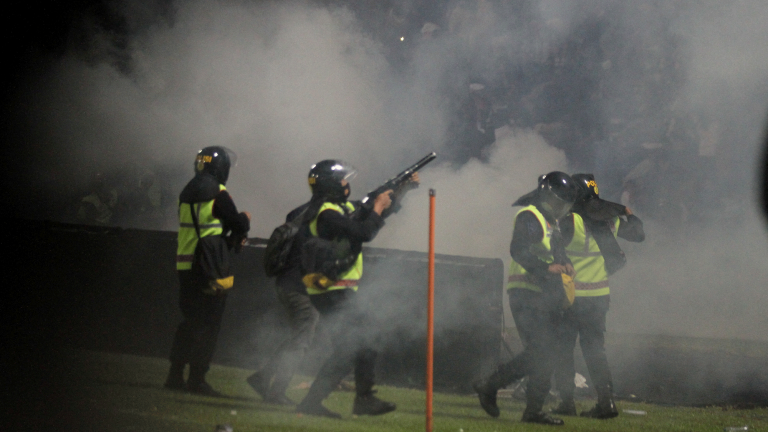 Los policías lanzaron gases lacrimógenos en un intento de dispersar a los agitados seguidores del equipo local perdedor que invadieron el campo de juego después del pitido final en Malang, Java Oriental. Foto: Reuters