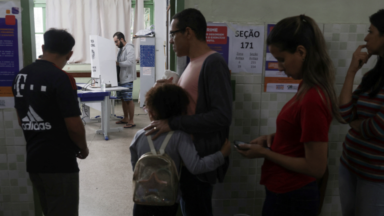 Quienes permanecían en la fila al momento del cierre podrán votar, según las autoridades electorales. Foto: Reuters