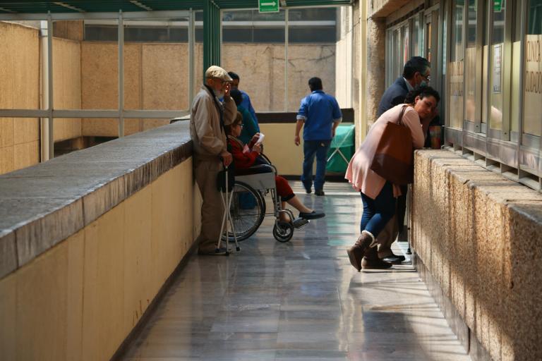 CIUDAD DE MÉXICO, 04FEBRERO2016.- Pacientes esperan ser atendidos en las salas y pasillos del Centro Médico Nacional Siglo XXl del IMSSFOTO: SAÚL LÓPEZ /CUARTOSCURO.COM