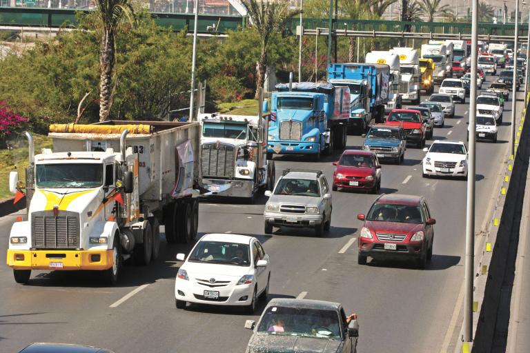 MONTERREY, NUEVO LEiN, 24FEBRERO2009.-Con un contingente de mas de 300 camiones diesel, se realiz— la caravana que transportistas realizaron hoy en distintas avenidas de la ciudad como parte de la movilizaci—n nacional por la viabilidad del transporte de carga, en demanda por mejoras en la seguridad, precio de diesel y la reducci—n de impuestos.FOTO: PEDRO KRISTIAN LiPEZ/CUARTOSCURO.COM