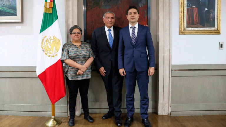 El secretario de Gobernación, Adán Augusto López Hernández, acompañado por la secretaria de Economía, Raquel Buenrostro Sánchez, dio posesión del cargo al nuevo jefe del SAT a Antonio Martínez Dagnino. Foto EE: Cortesía Presidencia de México