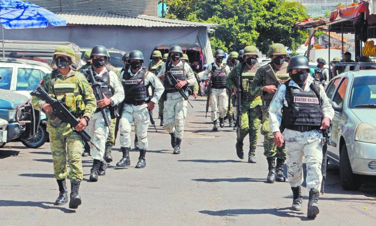 ACAPULCO, GUERRERO, 17FEBRERO2022.- El EjÈrcito Mexicano y Guardia Nacional realizaron un operativo con la finalidad de inhibir el delito, luego de que comerciantes el dÌa a de ayer pidieran la salida del ejercito y Guardia Nacional del mercado, a lo que los mandan del ejercito respondieran que en ning˙n momento se violan los derechos humanos en los operativos que realizan.FOTO. CARLOS ALBERTO CARBAJAL/CUARTOSCURO.COM