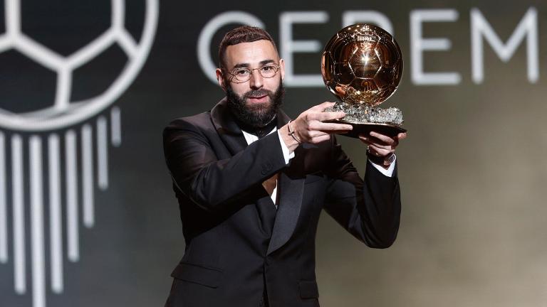 Karim Benzema recibiendo el Balón de Oro. Foto: Reuters