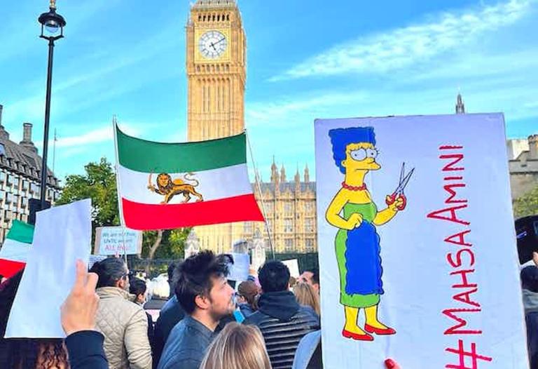 Un cartel con el dibujo de Marge Simpson cortándose el pelo en apoyo a las mujeres iraníes, obra de aleXsandro Palombo, en una manifestación en Londres.