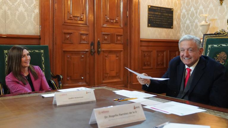 Andrés Manuel López Obrador se reunió con Judith McKenna, presidenta y directora ejecutiva de Walmart Internacional. Foto Twitter @lopezobrador_