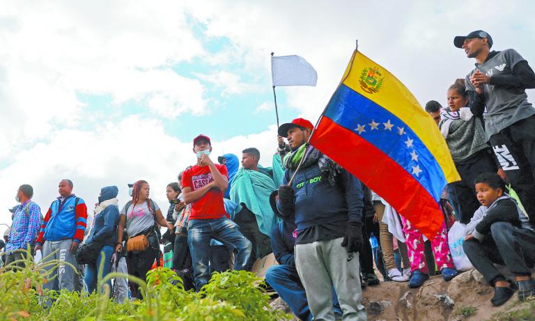 Venezuela migrants protest on the banks of the Rio Bravo river