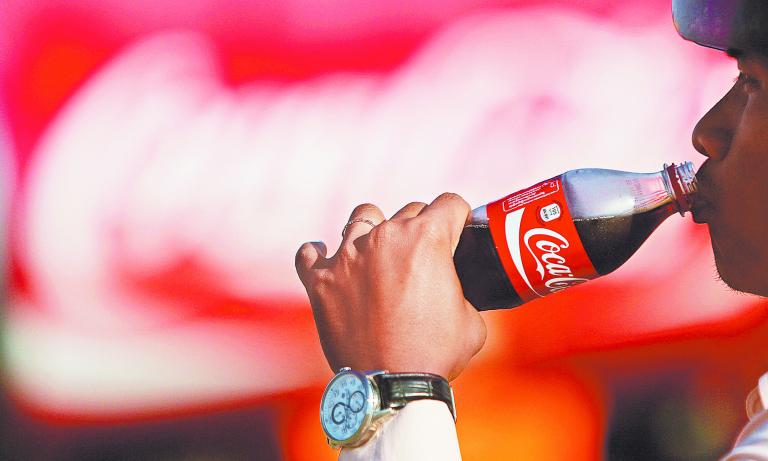 A man drinks a Coca-Cola at a store in Phnom Penh, Cambodia, December 5, 2016. REUTERS/Samrang Pring