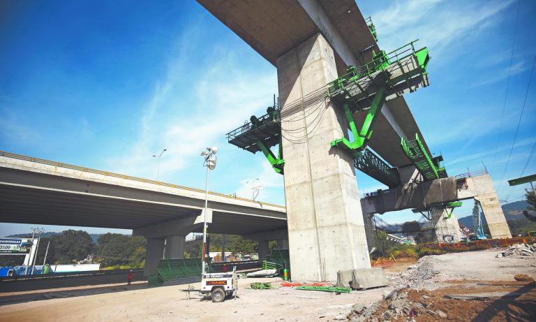 TOLUCA. EDO. DE MEXICO. 041217. CONSTRUCCION DE LOS VIADUCTOS DEL TRAMO MARQUESA A TOLUCA, DEL TREN INTER URBANO. ERIC LUGO